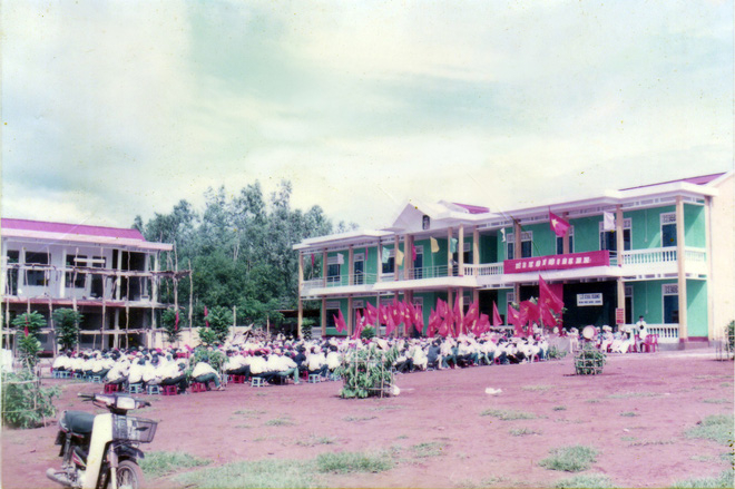 Lễ khai giảng năm học 2001-2002 của Trường THPT Nguyễn Du, Quảng Trị