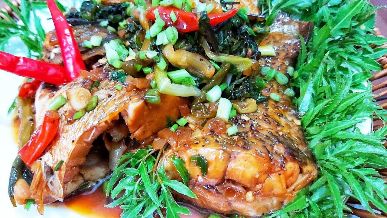 Lá đinh lăng thường được các gia đình Việt dùng để kho hay hấp cá (Ảnh minh họa)