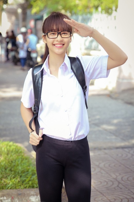 Khả Ngân xinh xắn nhẹ nhàng trong ngày tựu trường 