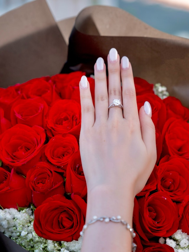 Cận cảnh chiếc nhẫn kim cương mà Trương Tử Phong đã tặng cho Á hậu Hong Kong 2019 trong buổi lễ cầu hôn lãng mạn. Ảnh: HK01.