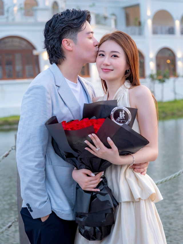 Hỷ sự showbiz: Nàng hậu đăng quang năm 2019 vừa được cầu hôn, nửa kia là