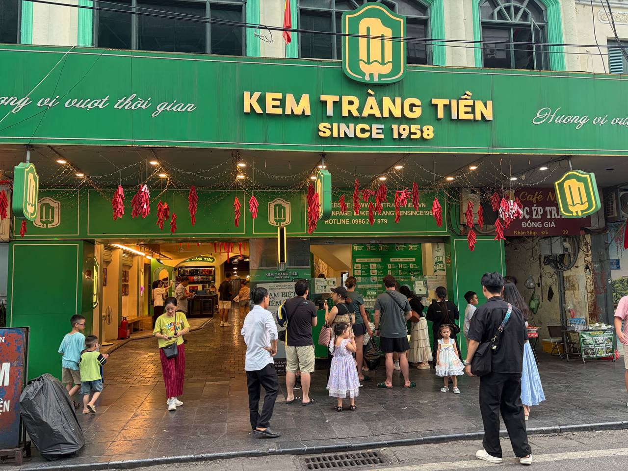 Còn 10 ngày trước khi 35 Tràng Tiền đóng cửa: Khách chật kín giữa trưa nắng, phát hiện một khoảng sân nhiều người Hà Nội chưa từng bước vào
