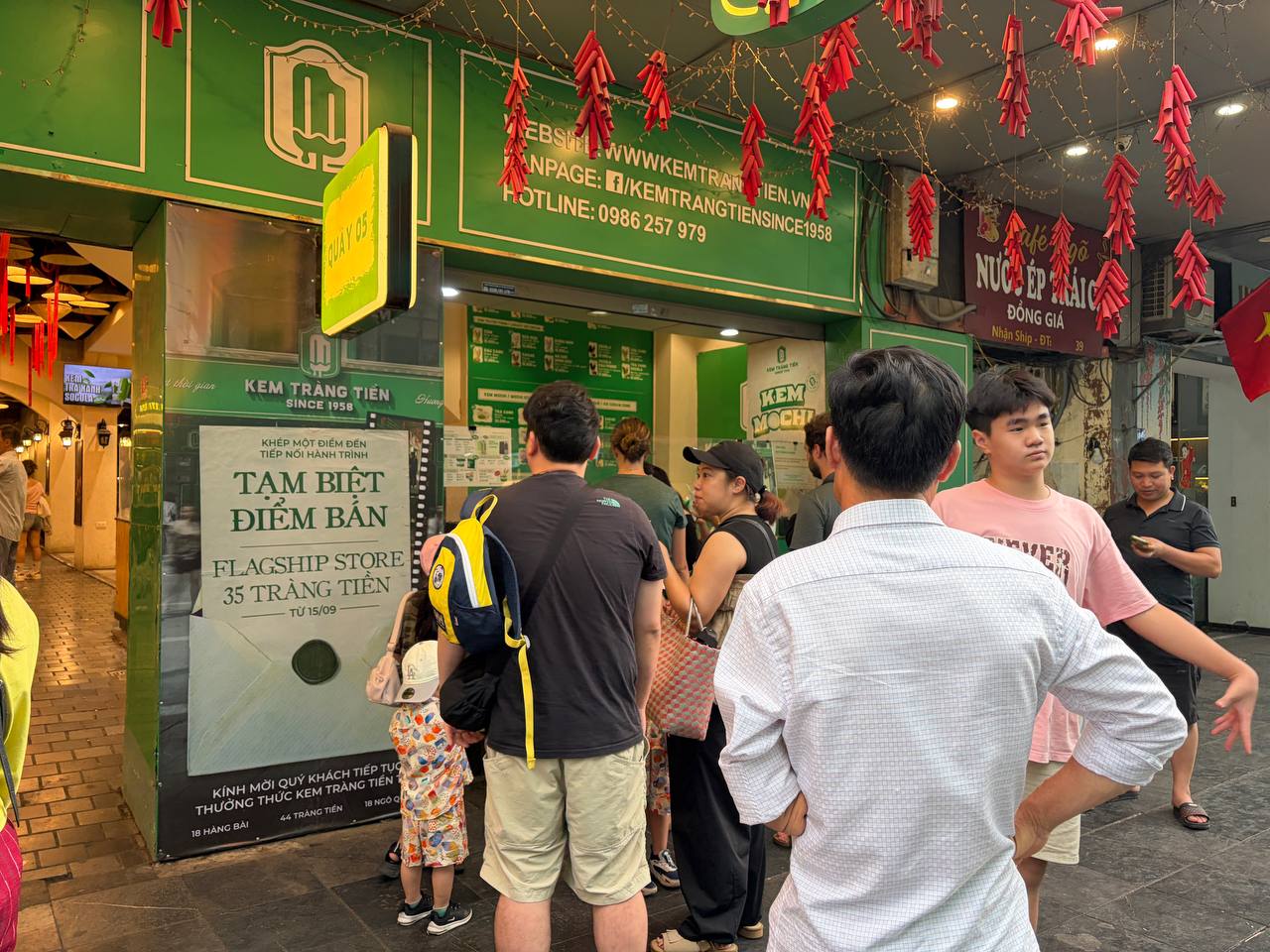 Khách Việt Nam và khách quốc tế mua kem ở quầy phía bên ngoài phố Tràng Tiền