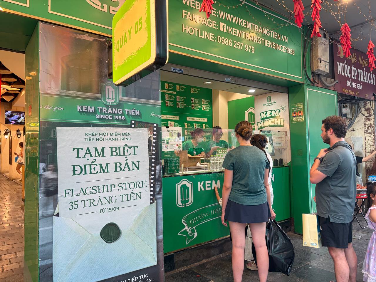 Còn 10 ngày trước khi 35 Tràng Tiền đóng cửa: Khách chật kín giữa trưa nắng, phát hiện một khoảng sân nhiều người Hà Nội chưa từng bước vào