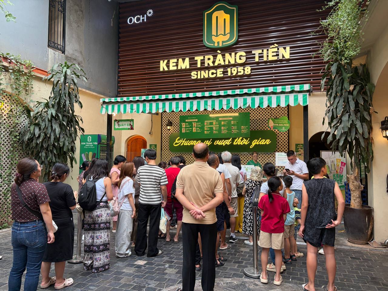 Còn 10 ngày trước khi 35 Tràng Tiền đóng cửa: Khách chật kín giữa trưa nắng, phát hiện một khoảng sân nhiều người Hà Nội chưa từng bước vào