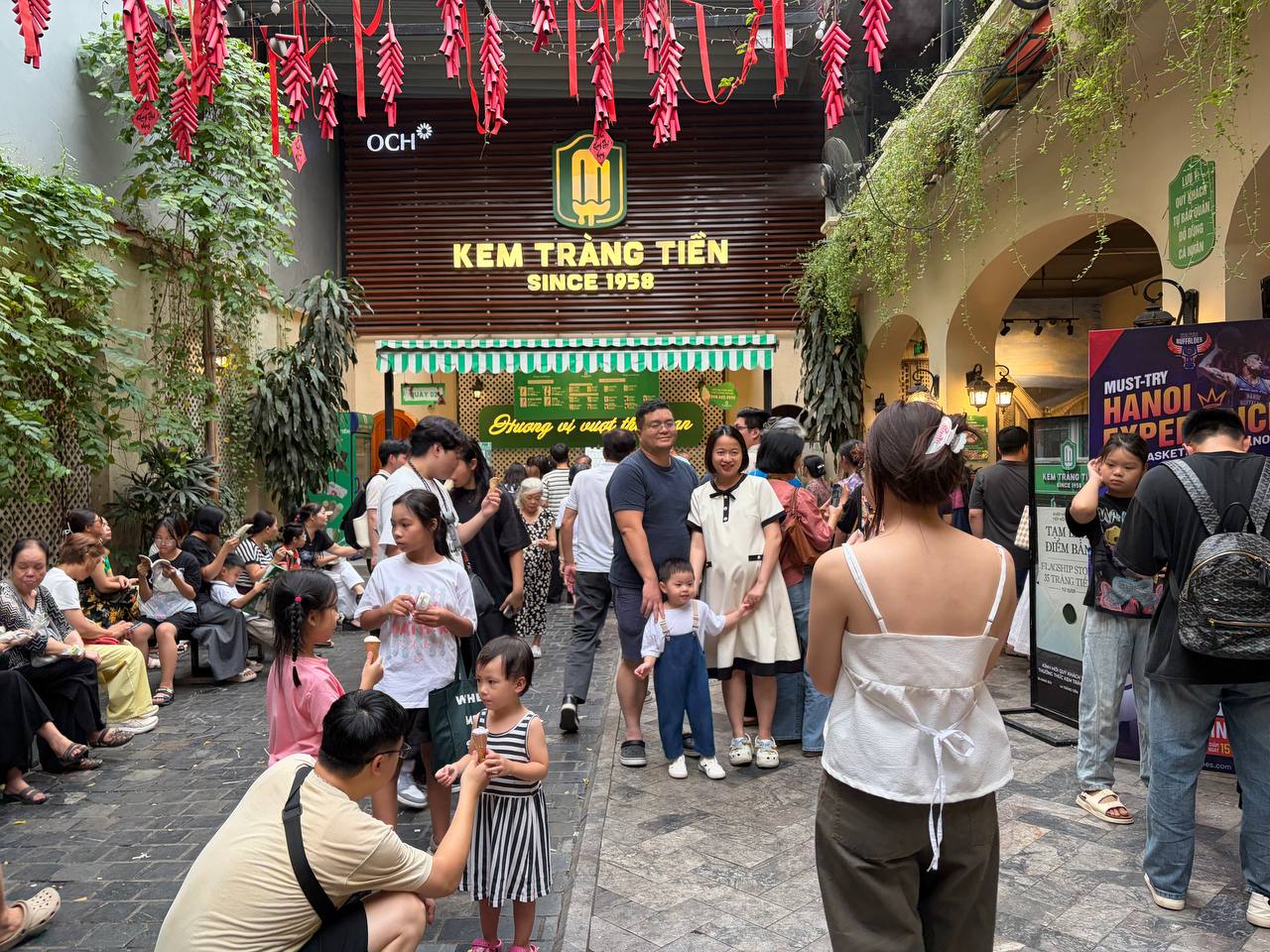 Còn 10 ngày trước khi 35 Tràng Tiền đóng cửa: Khách chật kín giữa trưa nắng, phát hiện một khoảng sân nhiều người Hà Nội chưa từng bước vào