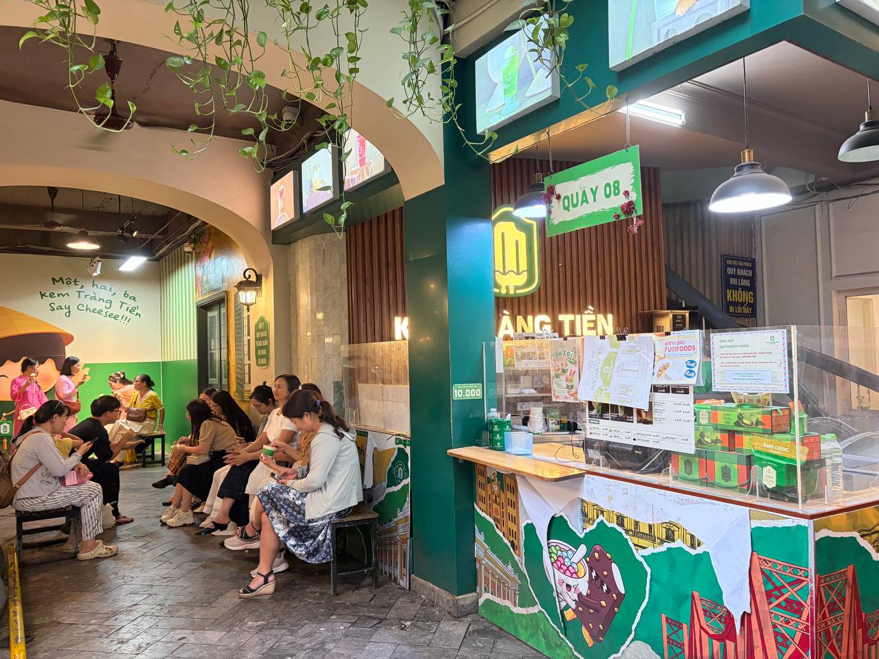 Còn 10 ngày trước khi 35 Tràng Tiền đóng cửa: Khách chật kín giữa trưa nắng, phát hiện một khoảng sân nhiều người Hà Nội chưa từng bước vào