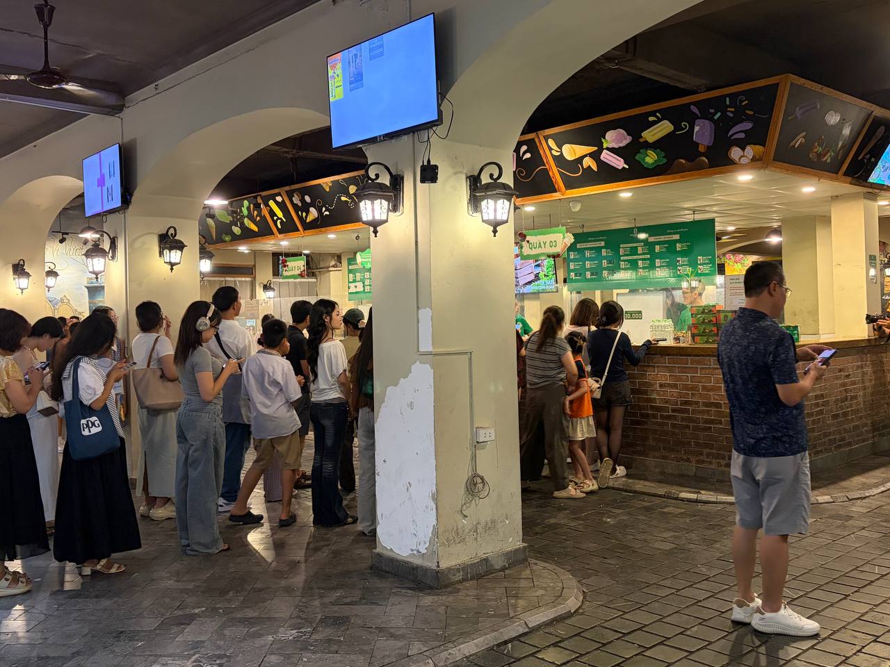 Còn 10 ngày trước khi 35 Tràng Tiền đóng cửa: Khách chật kín giữa trưa nắng, phát hiện một khoảng sân nhiều người Hà Nội chưa từng bước vào