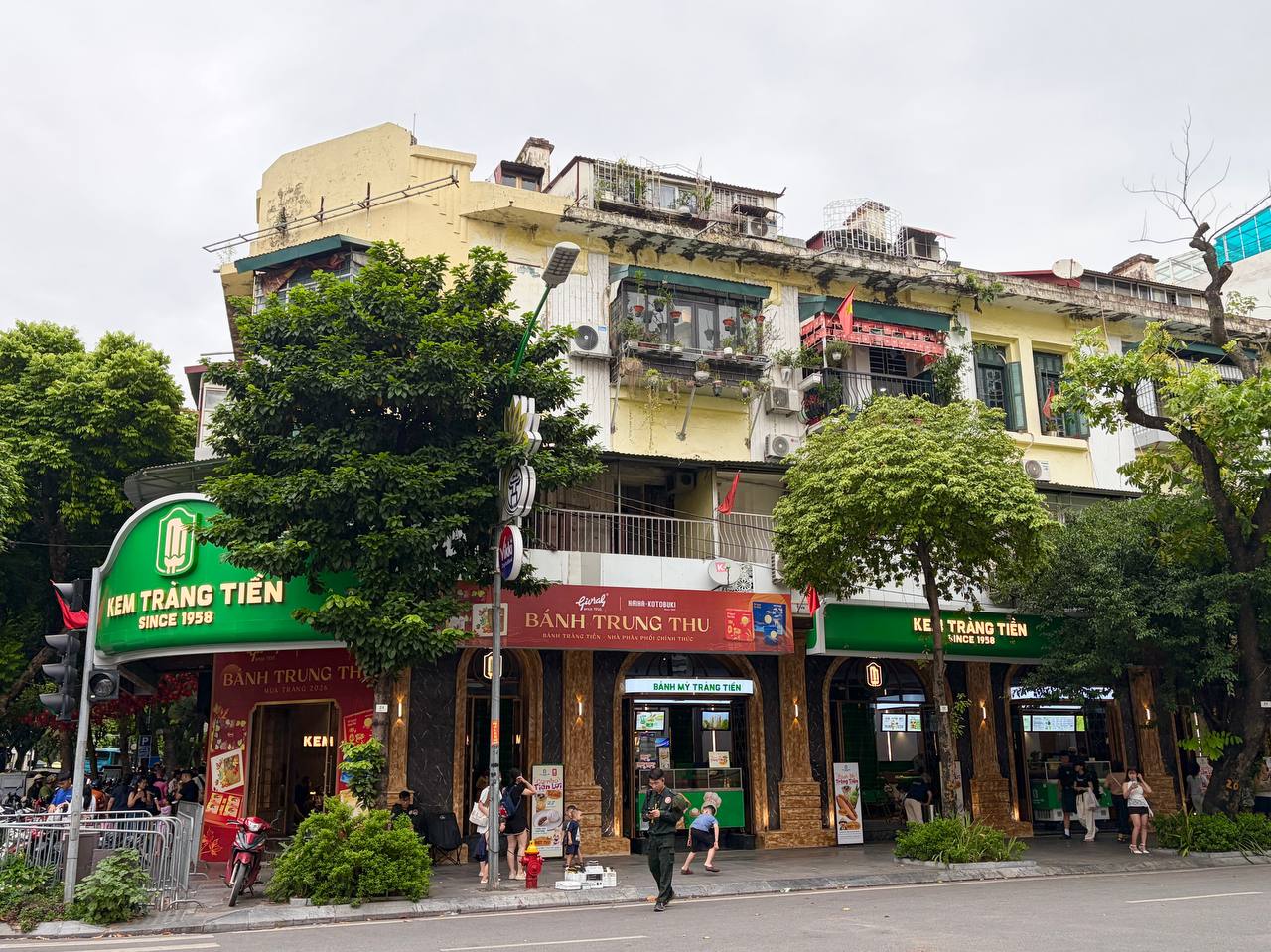 Chưa kịp buồn vì 35 Tràng Tiền đóng cửa đã phát hiện chỗ mới chỉ cách 260m, còn bán dòng kem giá đắt gấp ba