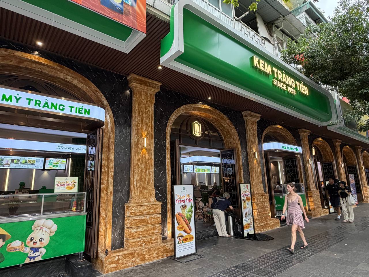 Chưa kịp buồn vì 35 Tràng Tiền đóng cửa đã phát hiện chỗ mới chỉ cách 260m, còn bán dòng kem giá đắt gấp ba