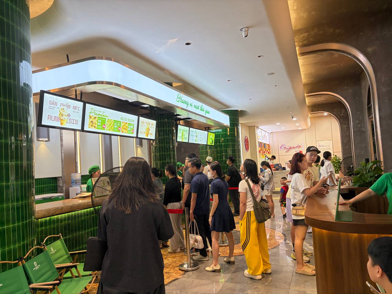 Chưa kịp buồn vì 35 Tràng Tiền đóng cửa đã phát hiện chỗ mới chỉ cách 260m, còn bán dòng kem giá đắt gấp ba