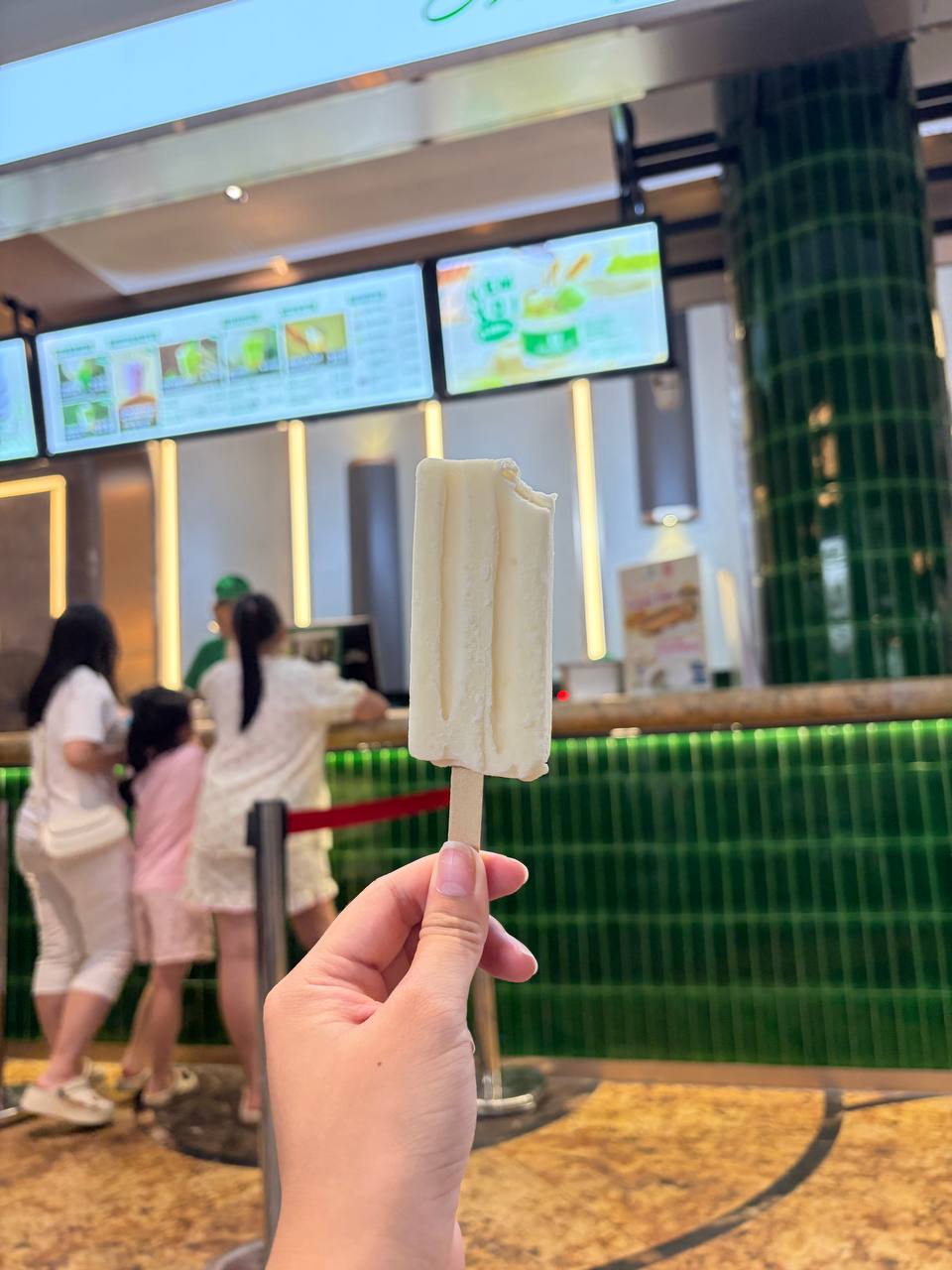   Về hương vị, kem mãng cầu có mùi và vị khá rõ, độ ngọt vừa phải, nhìn chung dễ ăn.  