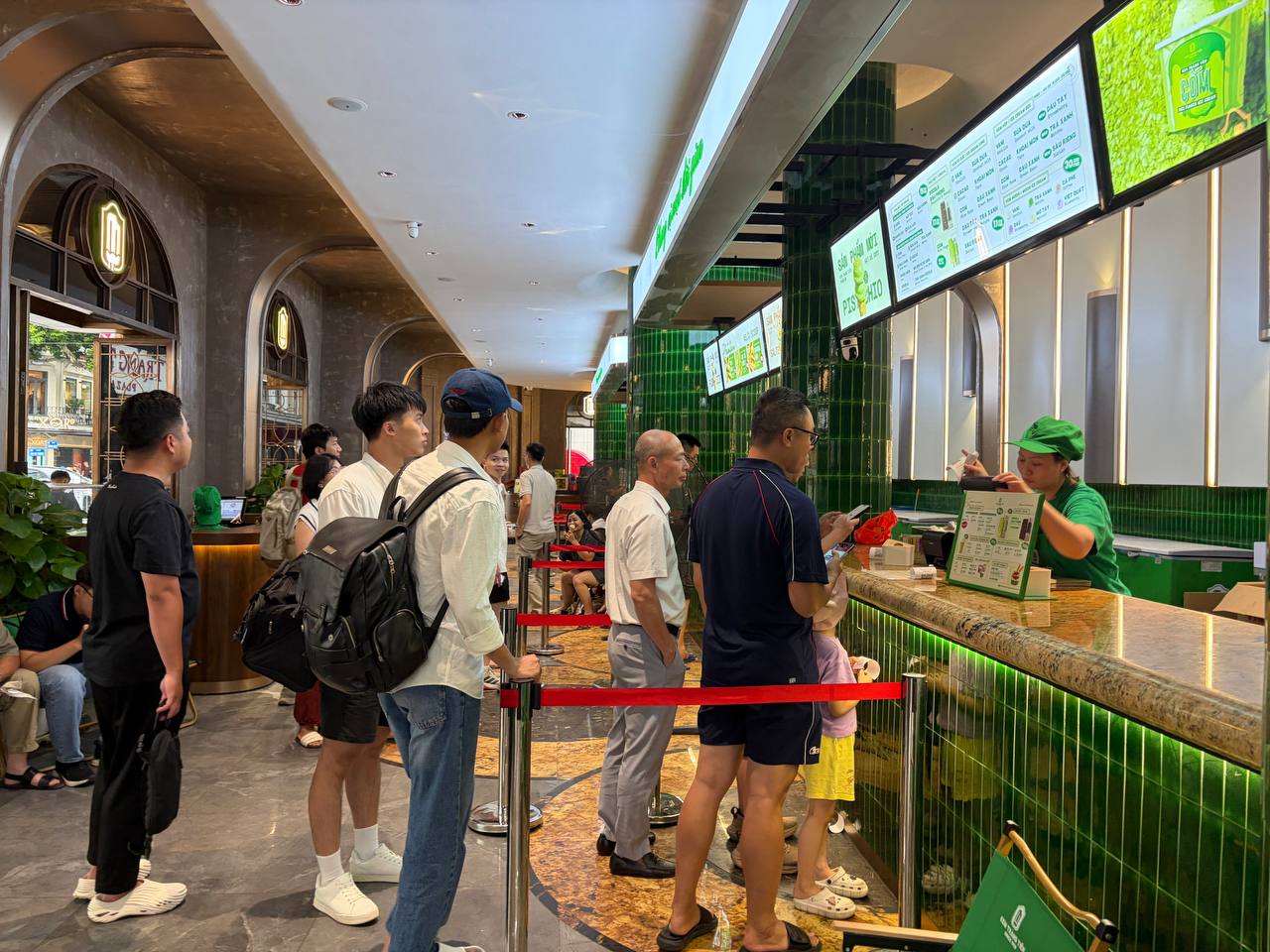 Tuy nhiên, xét về diện tích, flagship Hàng Bài nhỏ hơn đáng kể so với 35 Tràng Tiền.