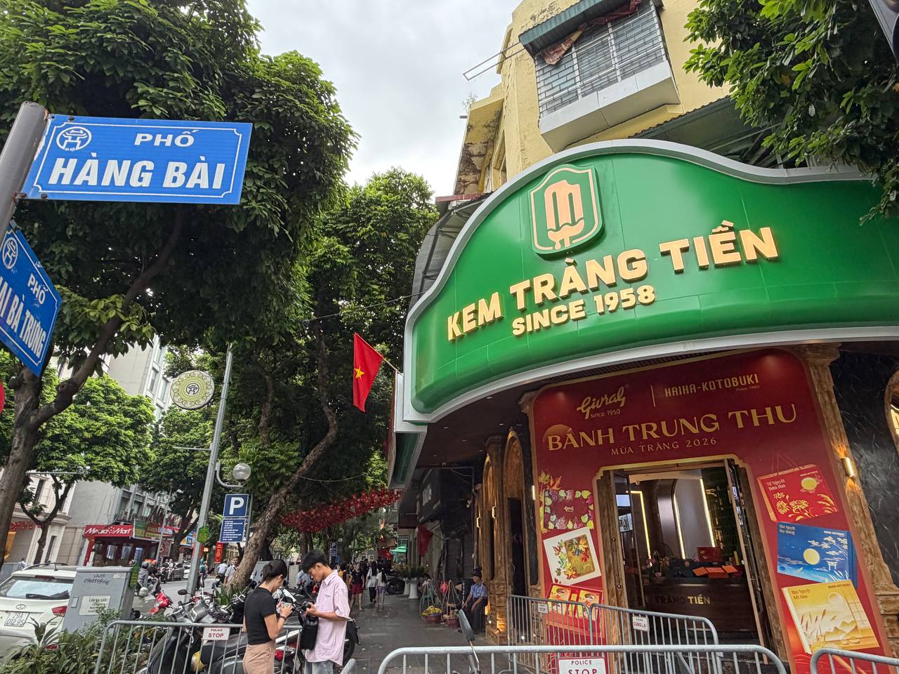 Nằm ngay ngã tư Hàng Bài - Hai Bà Trưng, flagship mới của Kem Tràng Tiền gây chú ý với thiết kế khá sang trọng.