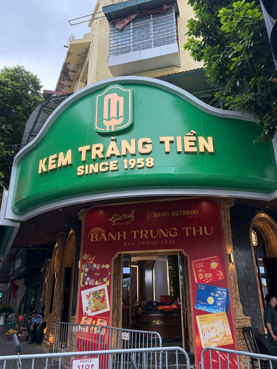 Chưa kịp buồn vì 35 Tràng Tiền đóng cửa đã phát hiện chỗ mới chỉ cách 260m, còn bán dòng kem giá đắt gấp ba