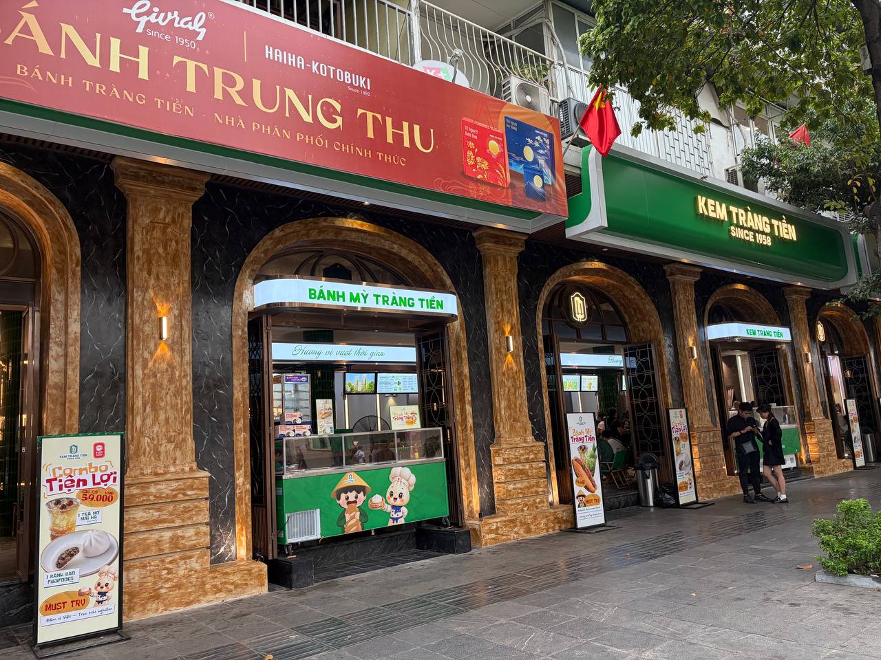 Chưa kịp buồn vì 35 Tràng Tiền đóng cửa đã phát hiện chỗ mới chỉ cách 260m, còn bán dòng kem giá đắt gấp ba