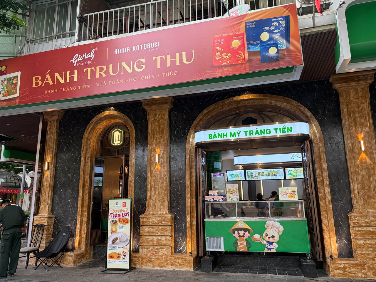 Chưa kịp buồn vì 35 Tràng Tiền đóng cửa đã phát hiện chỗ mới chỉ cách 260m, còn bán dòng kem giá đắt gấp ba