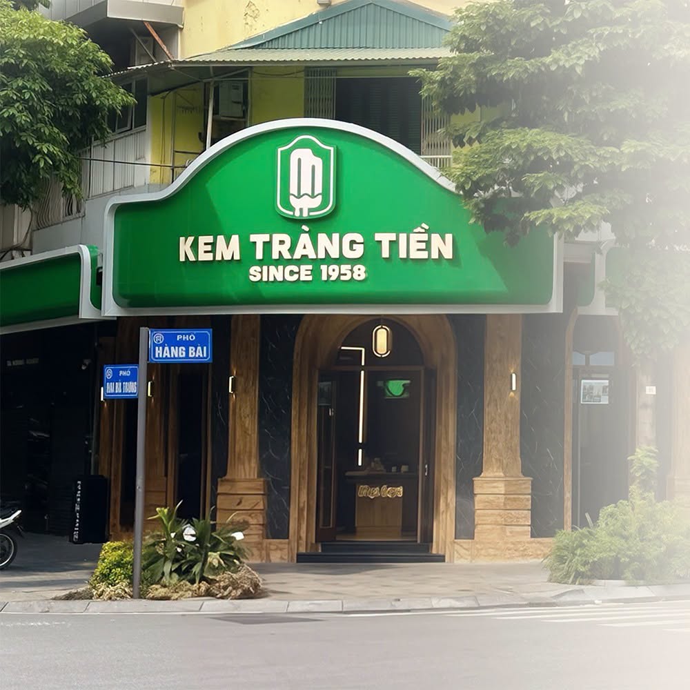 Chưa kịp buồn vì 35 Tràng Tiền đóng cửa đã phát hiện chỗ mới chỉ cách 260m, còn bán dòng kem giá đắt gấp ba
