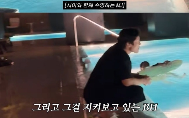 Lee Byung Hun được cho là bày ra vẻ mặt khó chịu khi đi chơi cùng bà xã Lee Min Jung. Ảnh: Naver