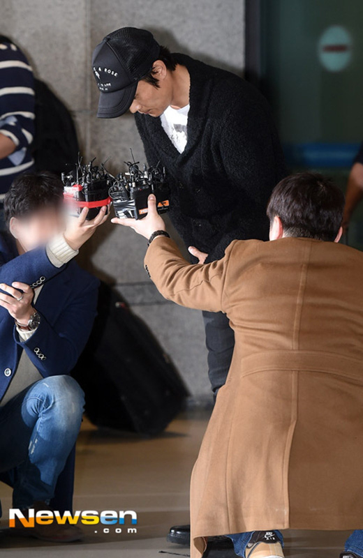 Lee Byung Hun liên tục xin lỗi vợ ở sân bay và họp báo sau bê bối ngoại tình. Ảnh: Naver