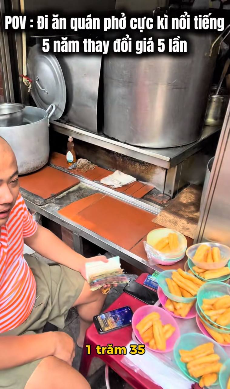 Video của Food Review Hoàng Sỏi với tiêu đề “POV: đi ăn quán phở cực kỳ nổi tiếng 5 năm thay đổi giá 5 lần” thu hút sự chú ý trên mạng xã hội.