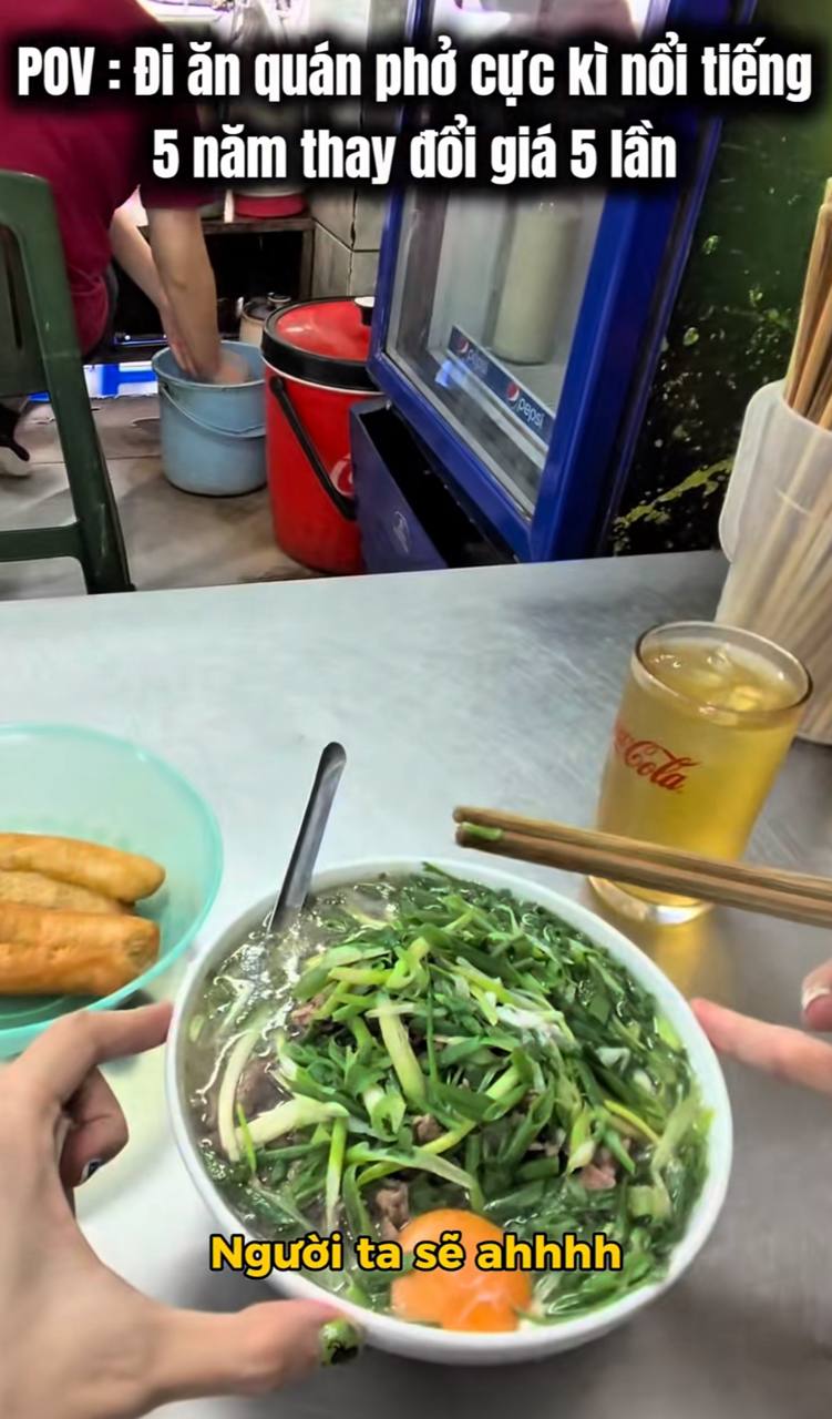 Anh order một bát phở đặc biệt với giá 135.000 đồng