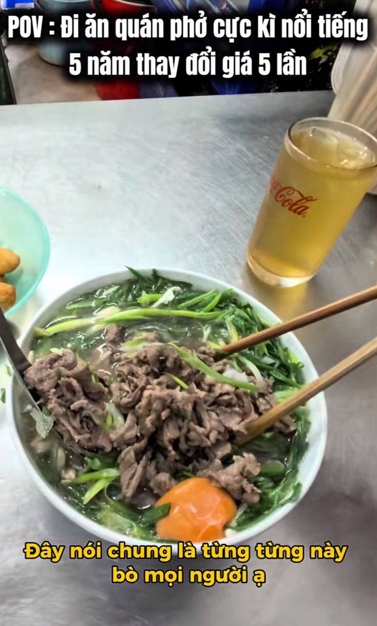   Dù khen ngon nhưng Hoàng Sỏi cũng chú ý đến phần thịt bò được cắt khá nhỏ và cho rằng đây là cách cắt đặc trưng của quán. Nguồn: Hoàng Sỏi  
