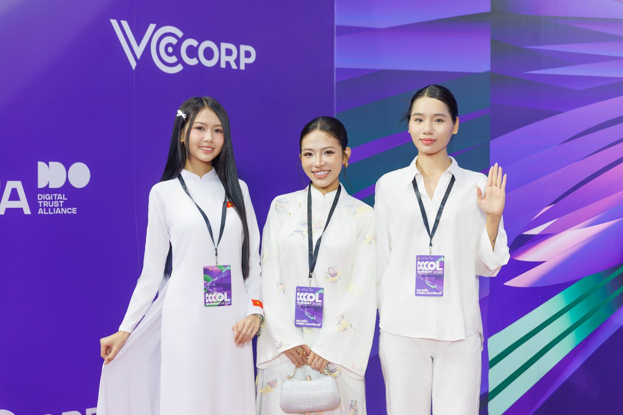 Các khách mời và KOL tại thảm đỏ