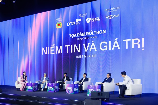 Các khách mời phiên tọa đàm đối thoại 