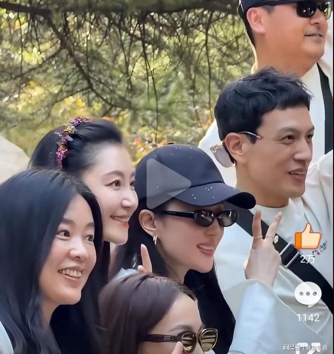 Lưu Diệc Phi gây thương nhớ nhờ visual xuất sắc qua cam thường trong lần quay lại trường cũ hồi tháng 6. Ảnh: Weibo