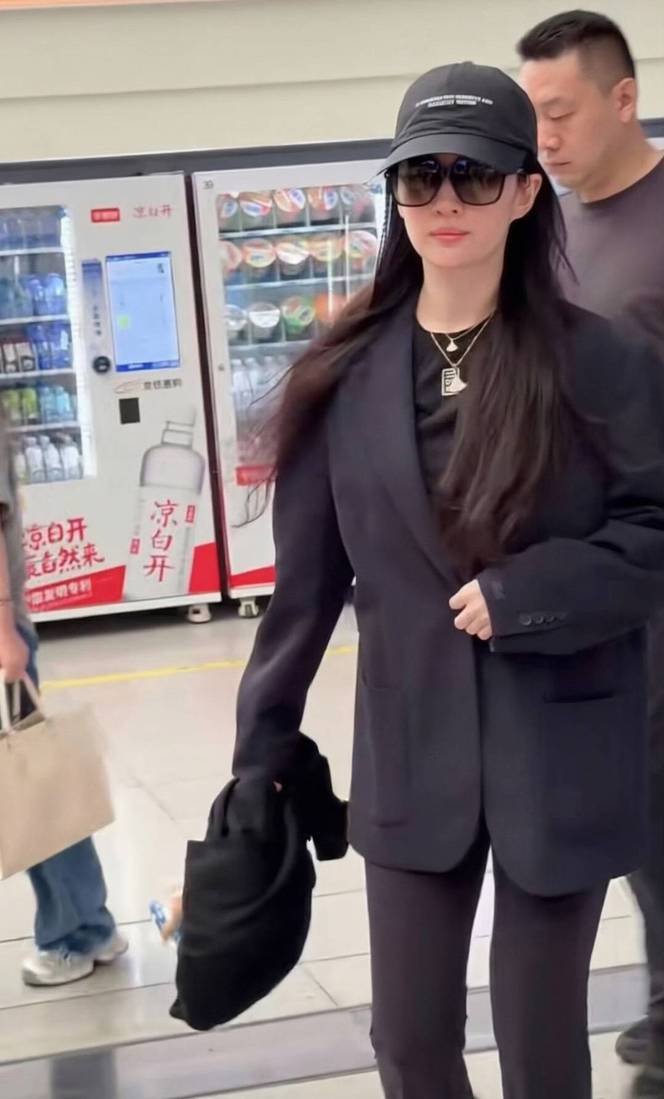 Lưu Diệc Phi đẹp bất chấp cam thường, khiến người hâm mộ khó lòng rời mắt. Ảnh: Sohu