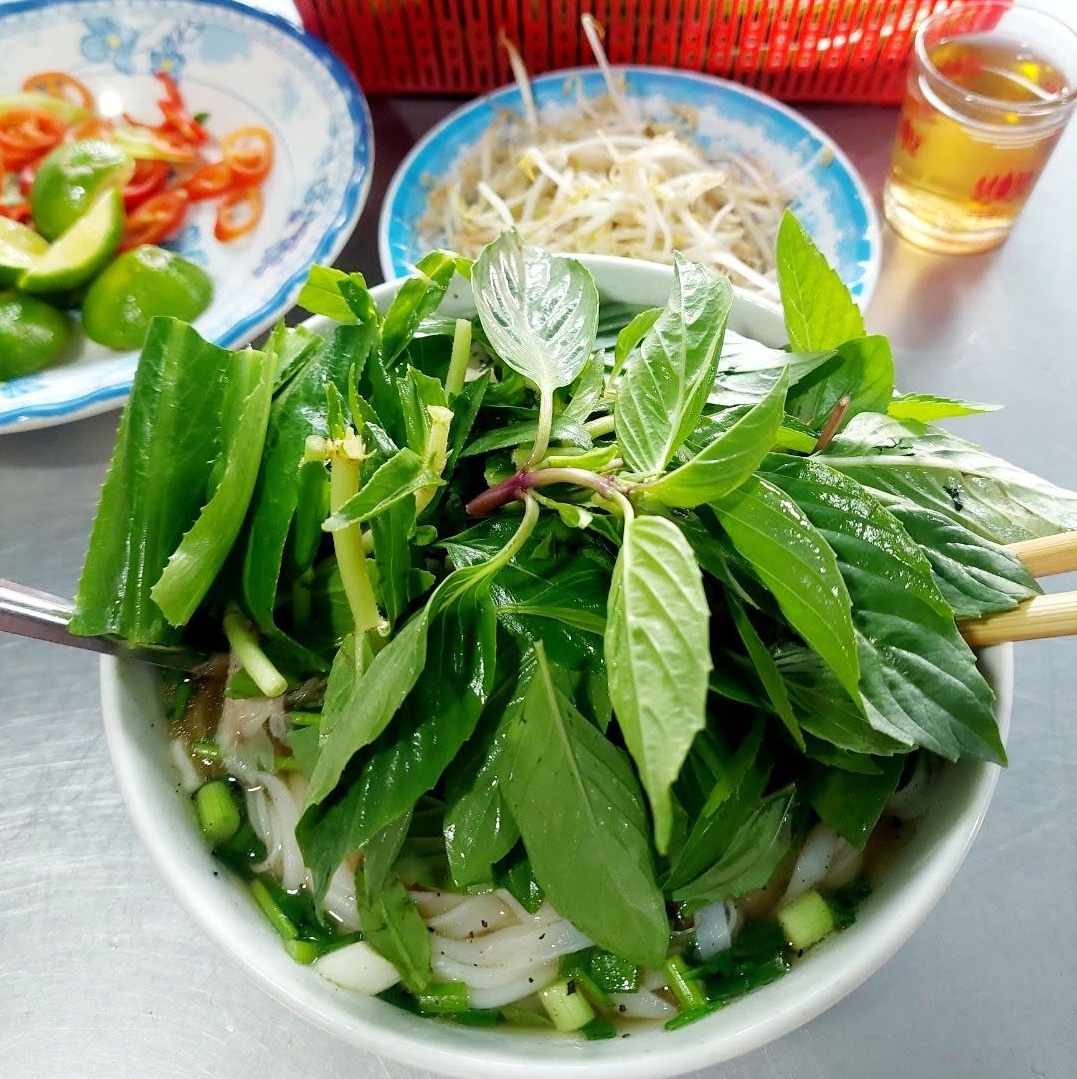 Húng quế gắn liền với nhiều món ăn tinh túy, được yêu thích của người Việt (Ảnh minh họa)