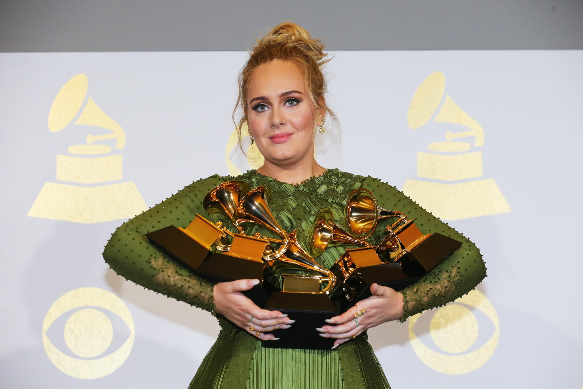 hay Adele năm 28 tuổi mới càng thấy quyết định của Rihanna táo bạo cỡ nào