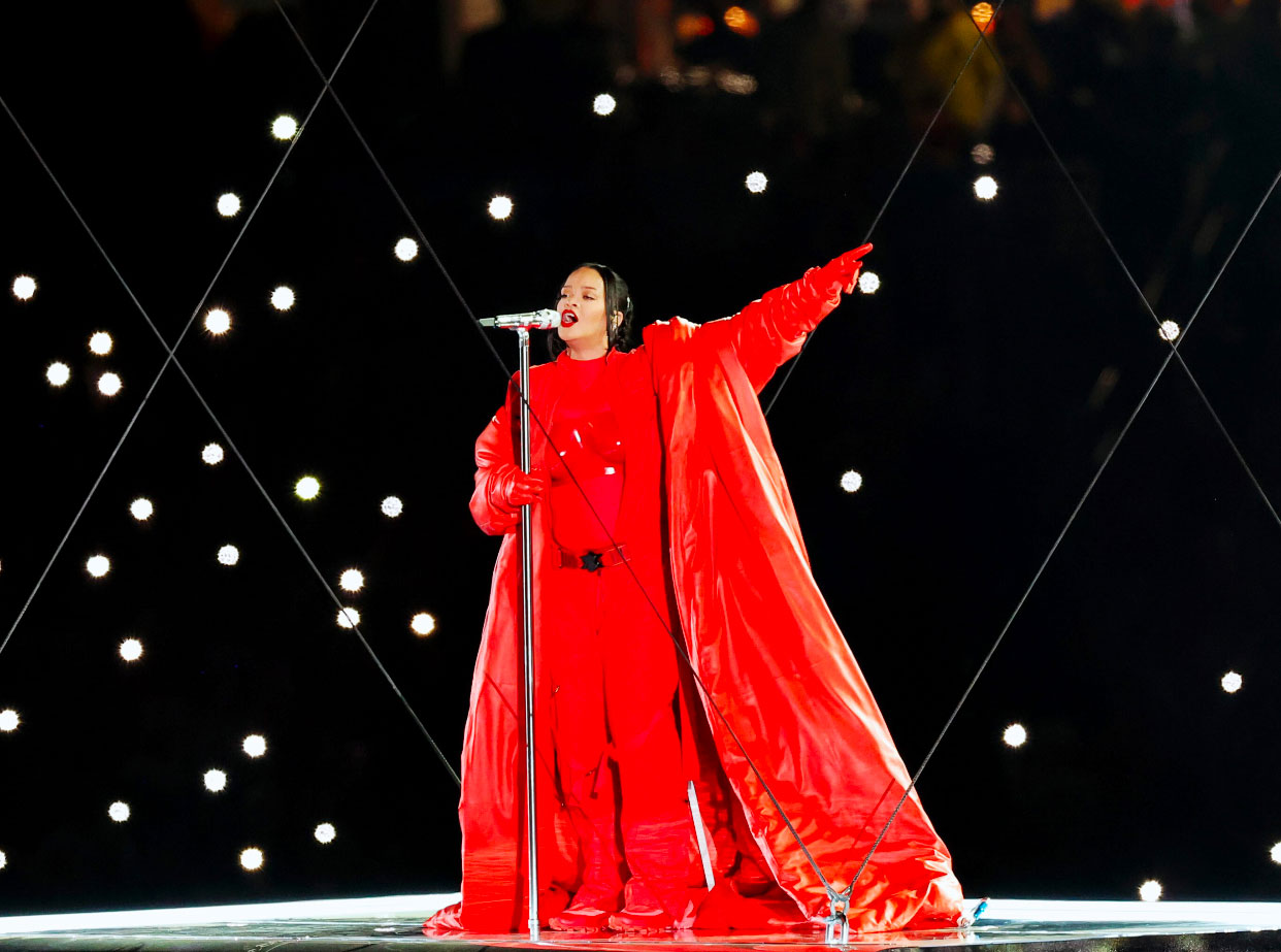 Năm 2023, Rihanna biểu diễn ở Super Bowl gây choáng