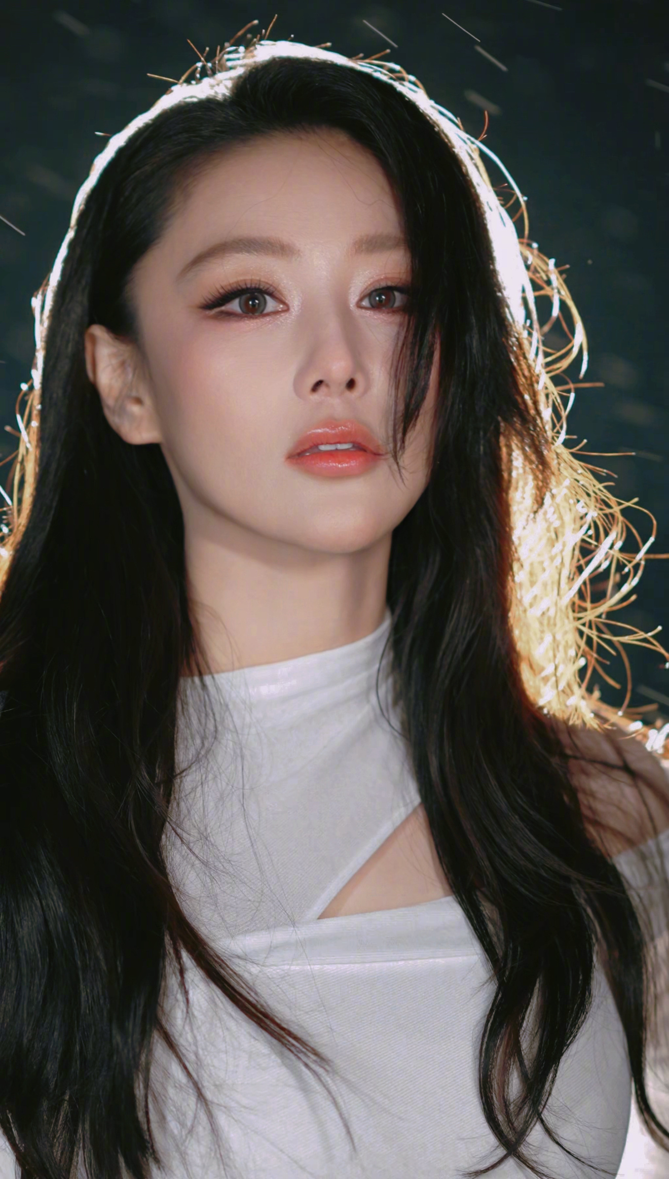 Gương mặt của Trương Hinh Dư không có điểm để chê. Những đường nét hài hòa nhưng vẫn sắc sảo, sống mũi thanh tú cùng đôi mắt sâu, có thần tạo nên tổng thể cuốn hút từ mọi góc nhìn. Vẻ đẹp vừa quyến rũ, vừa lạnh lùng và đầy khí chất giúp nữ diễn viên luôn nổi bật mỗi khi xuất hiện. Ảnh: Weibo.