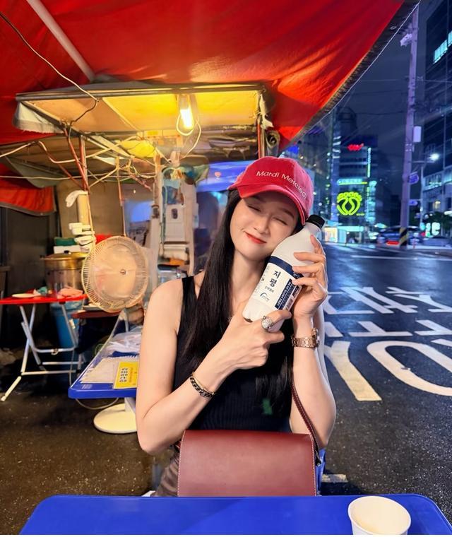 Ở tuổi 47, nữ minh tinh họ Trần khiến công chúng choáng ngợp trước visual ngập tràn hơi thở thanh xuân, chẳng khác gì những cô gái trong độ tuổi 20 là bao. Nụ cười ngọt ngào của cô cũng làm cho người hâm mộ say sưa ngắm nhìn. Ảnh: 163