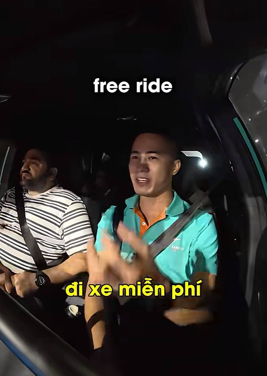 Tài xế Hiếu bật cười khi vị khách hài hước nói