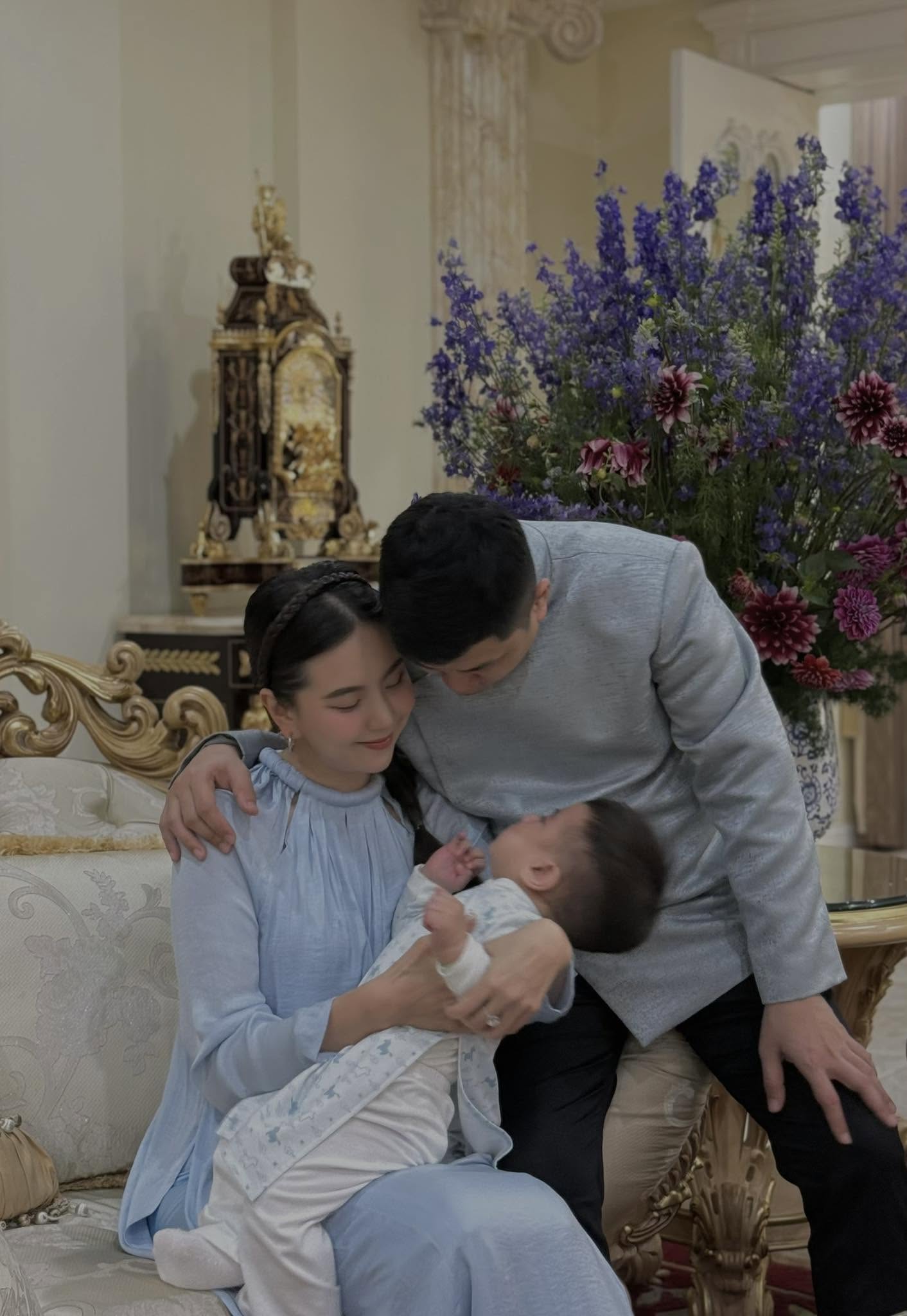 Cô sống với gia đình chồng, trong tòa