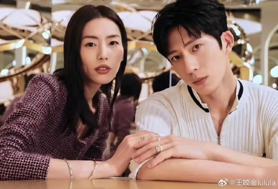 Phụ huynh 2 bên vô cùng hài lòng về cô dâu - chú rể. Ảnh: Weibo