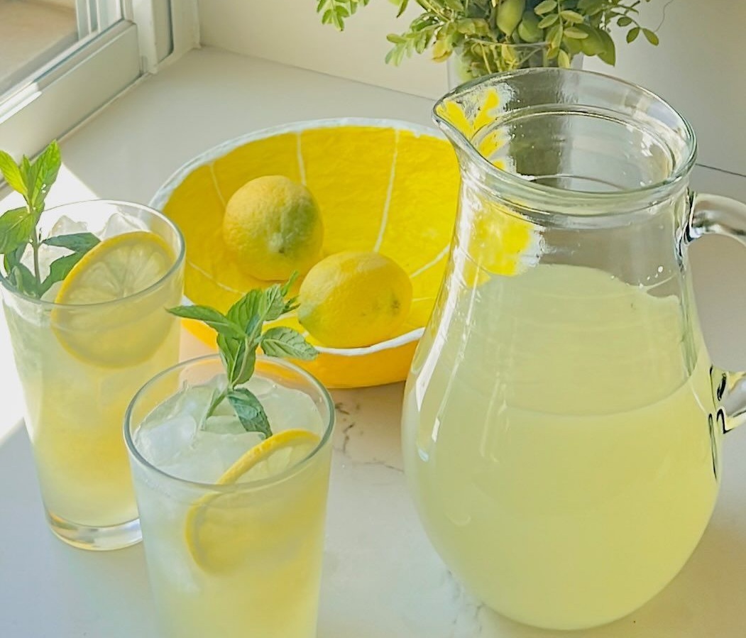 Uống nước chanh điều độ mang lại nhều lợi ích (Ảnh minh họa)