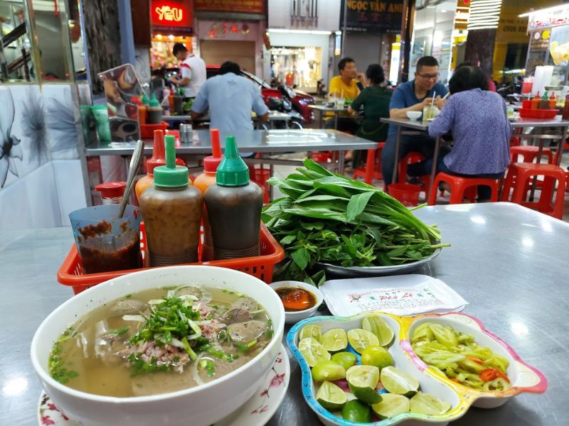 Tô phở Lệ gây ấn tượng với thịt bò mềm thêm, nạm, gầu có mỡ đan xen, bò viên dai giòn và sợi phở đặc trưng của miền Nam. Ảnh: Trung Di Lung Tung