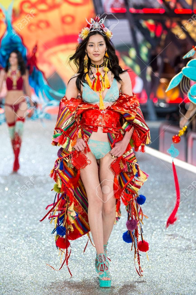 Lưu Văn làm nên lịch sử khi trở thành người mẫu Đông Á đầu tiên trình diễn cho Victoria’s Secret. Ảnh: X