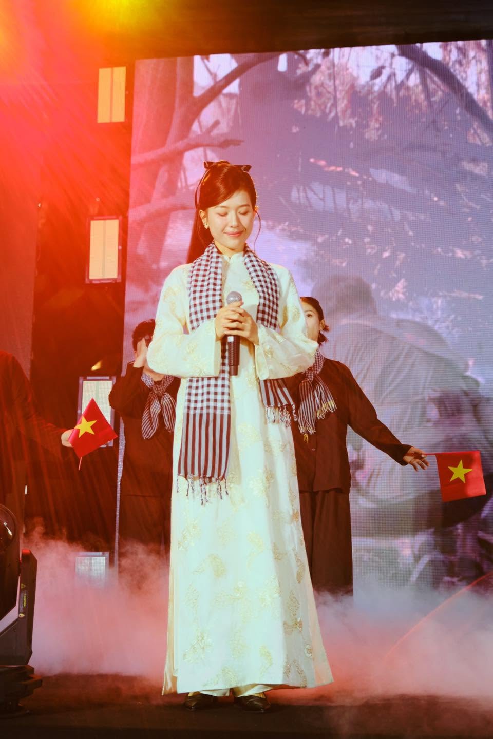 Song song với vai diễn, việc thể hiện ca khúc Mặt Trời Trong Bóng Tối - nhạc phim Địa Đạo: Mặt Trời Trong Bóng Tối - cũng trở thành một dấu mốc đáng nhớ trong hành trình âm nhạc của Lamoon
