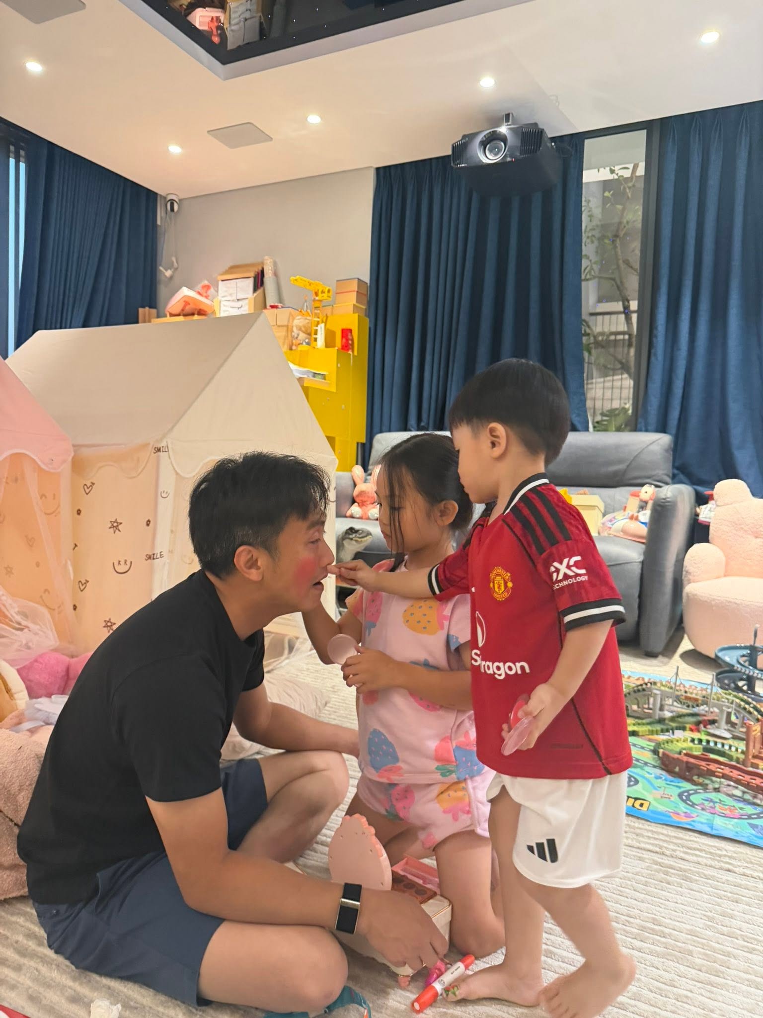 Khác hình ảnh nghiêm túc trong công việc, khi ở gần các con, nam doanh nhân không ngại rũ bỏ hình tượng