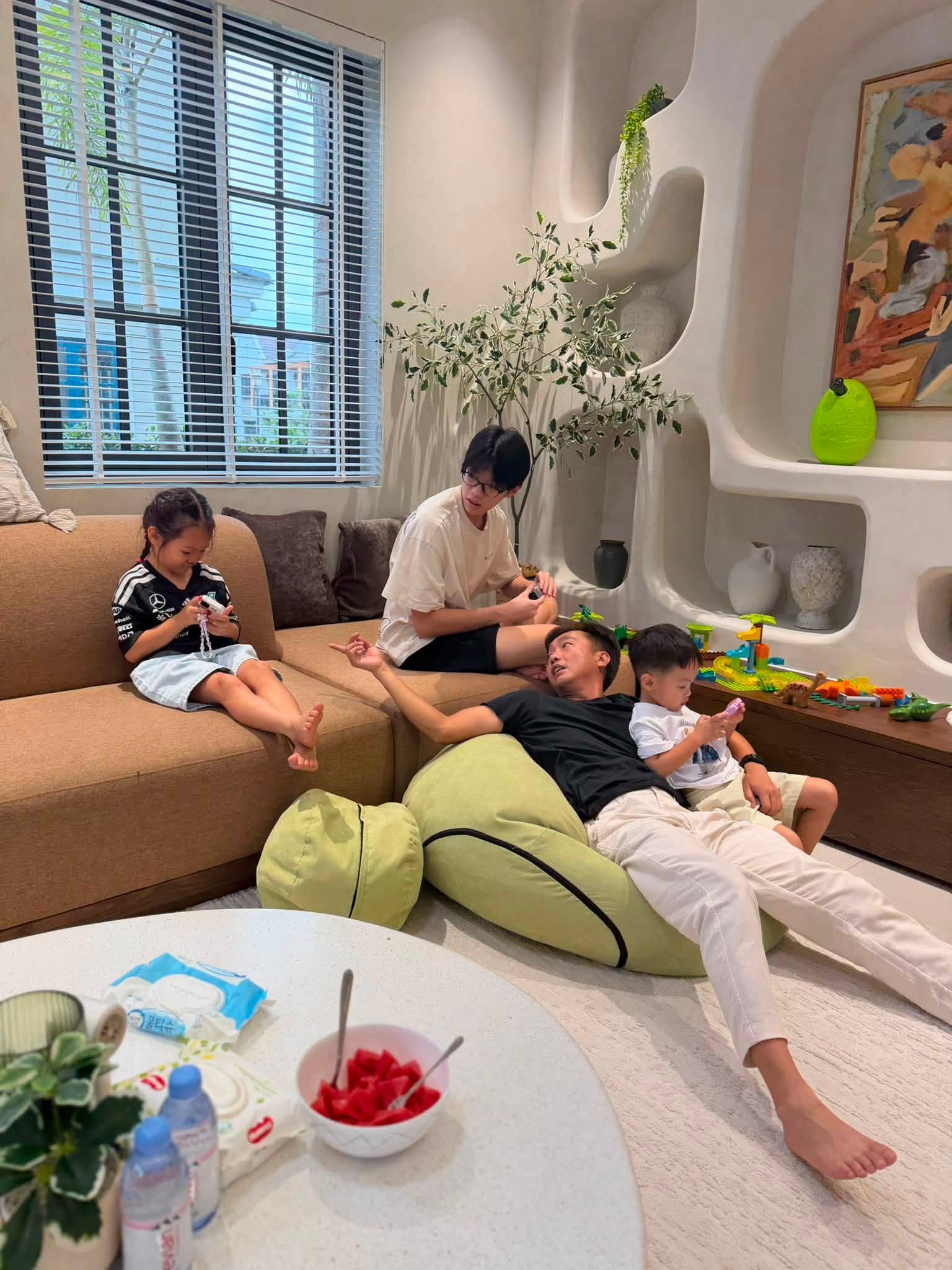 Vừa là doanh nhân quyền lực, là người chồng mẫu mực và Cường Đô La còn là người cha gần gũi, yêu thương các con
