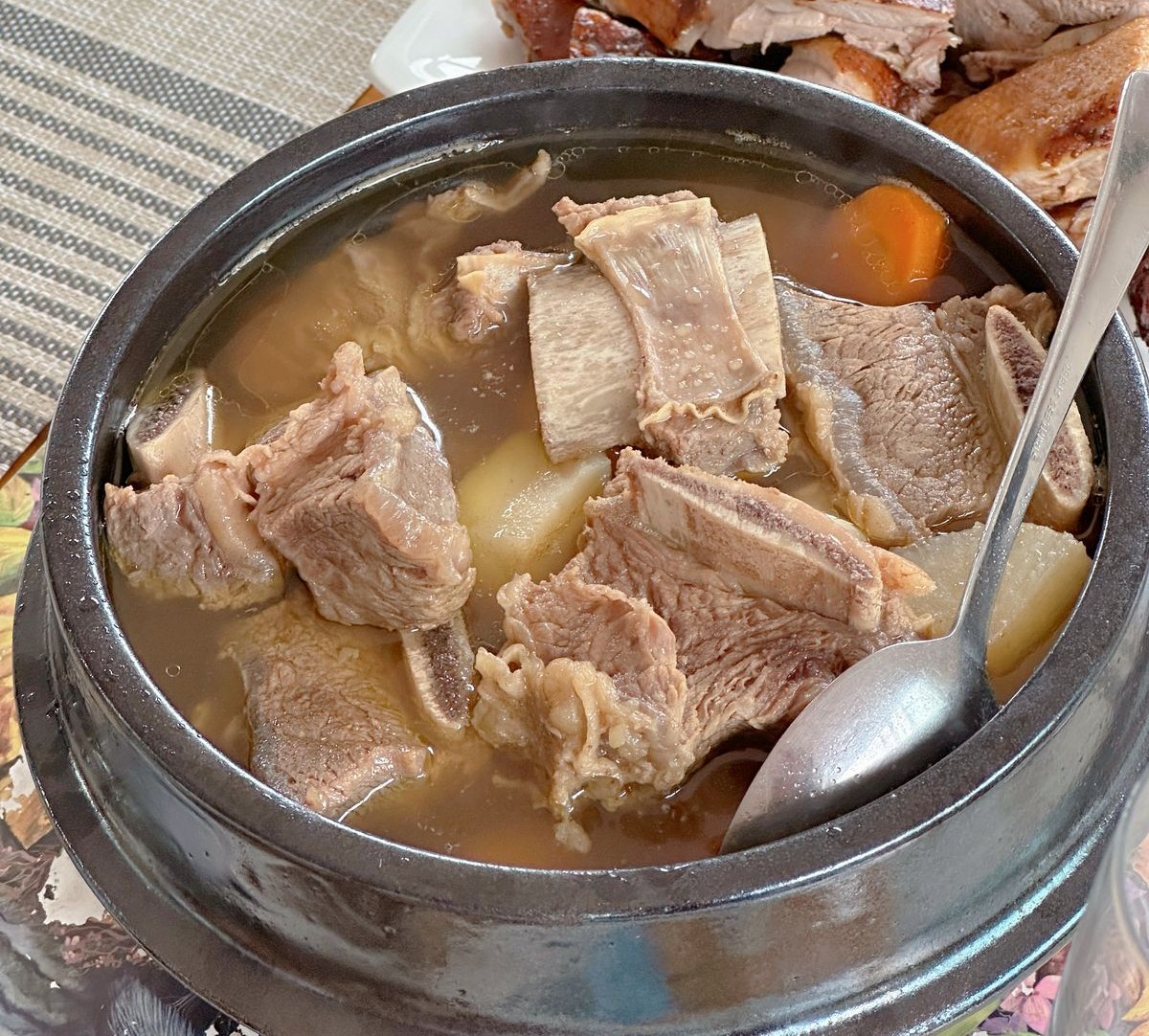 Các món nhiều muối, nước hầm xương hay thực phẩm giàu kali đều cần được kiểm soát chặt để bảo vệ thận (Ảnh minh họa)