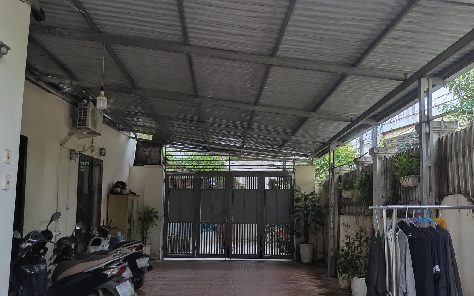 Vì sao ngày càng nhiều gia đình không còn làm mái che kín toàn bộ sân? 2 cách làm mới vừa có bóng mát vừa giữ được khoảng trời