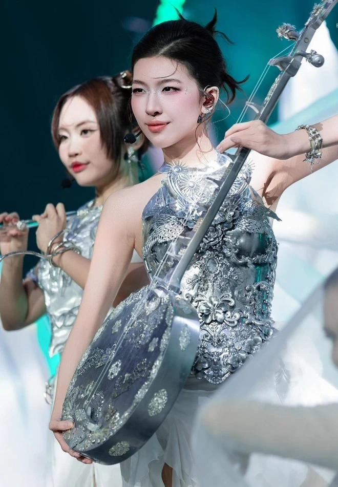 Lamoon tỏa sáng ở Em Xinh Say Hi ngay tiết mục Live Stage 1 - Cầm Kỳ Thi Họa