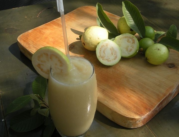 Ngoài ăn tươi cả quả, ổi có thể dùng làm nước ép (Ảnh minh họa)