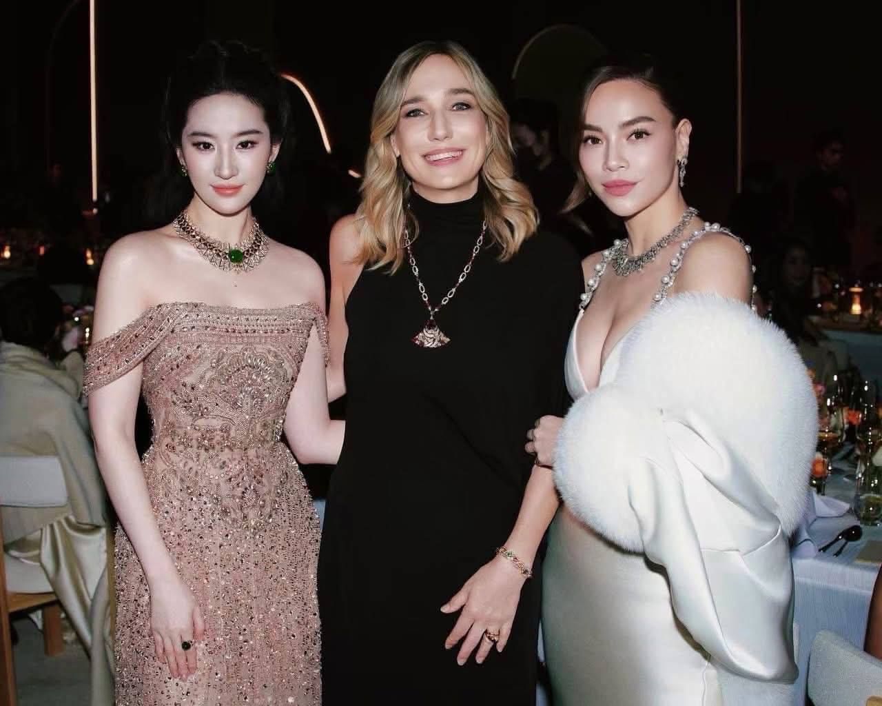 Khung hình gốc đầy đủ của Lưu Diệc Phi, Hồ Ngọc Hà và CEO thương hiệu. 